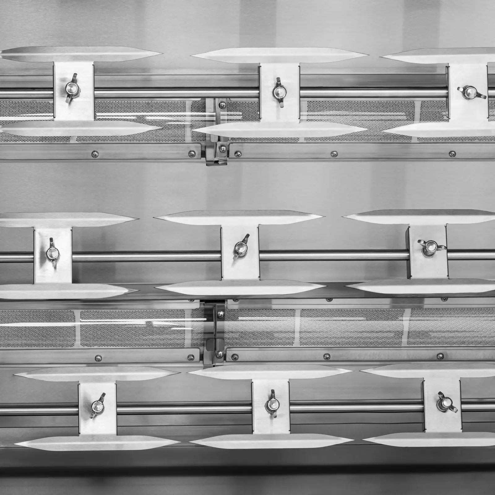 Rôtissoire poulet - à gaz - 4 broches pour 24 poulets - avec éclairage et roues - Royal Catering (Pression max.: 50 mBar)