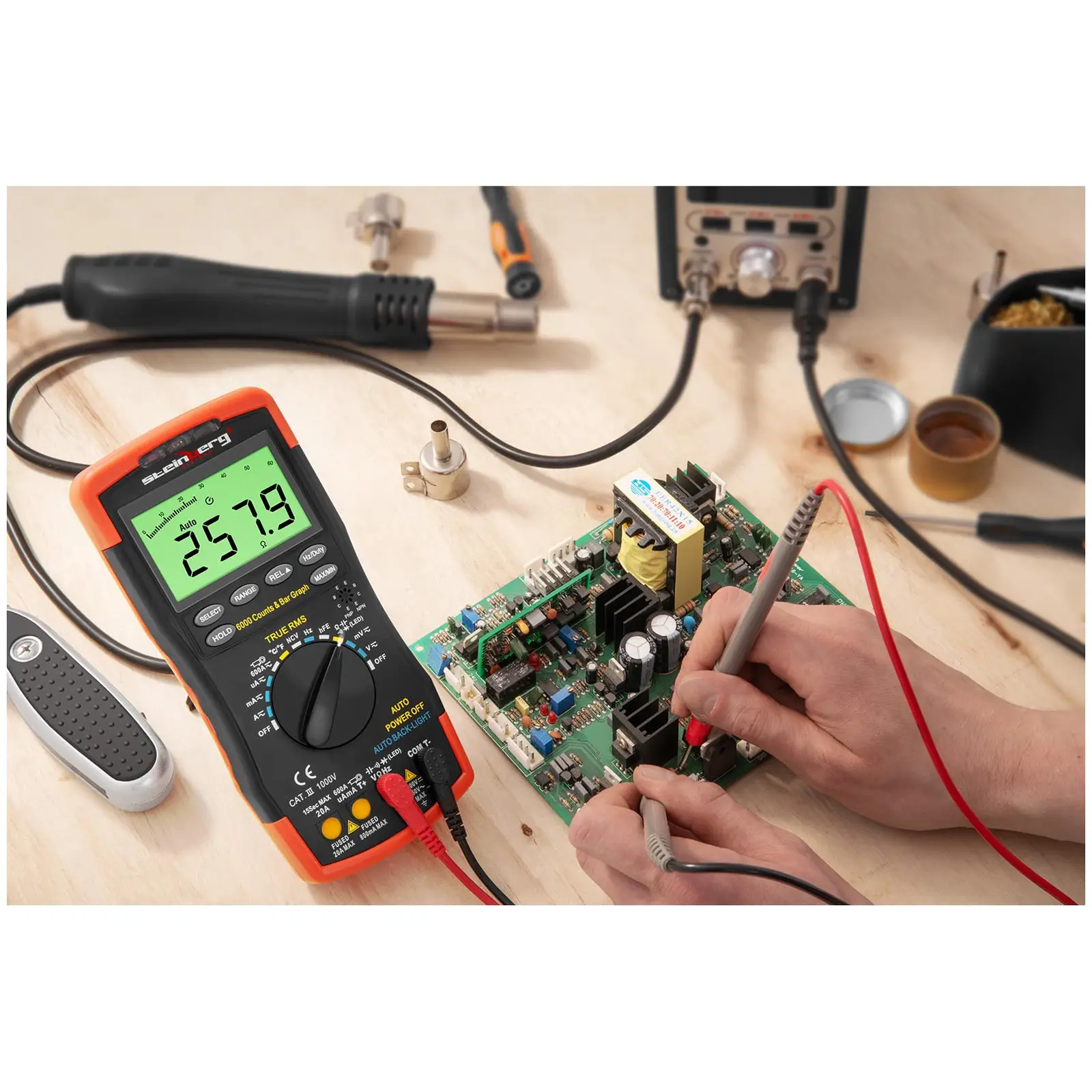 Multimètre - Capacité d’affichage de 6 000 valeurs - Test de transistor hFE - Détection sans contact de la tension (NCV) - Mesure de température - TrueRMS - Bargraphe (Alarme de continuité: Oui)