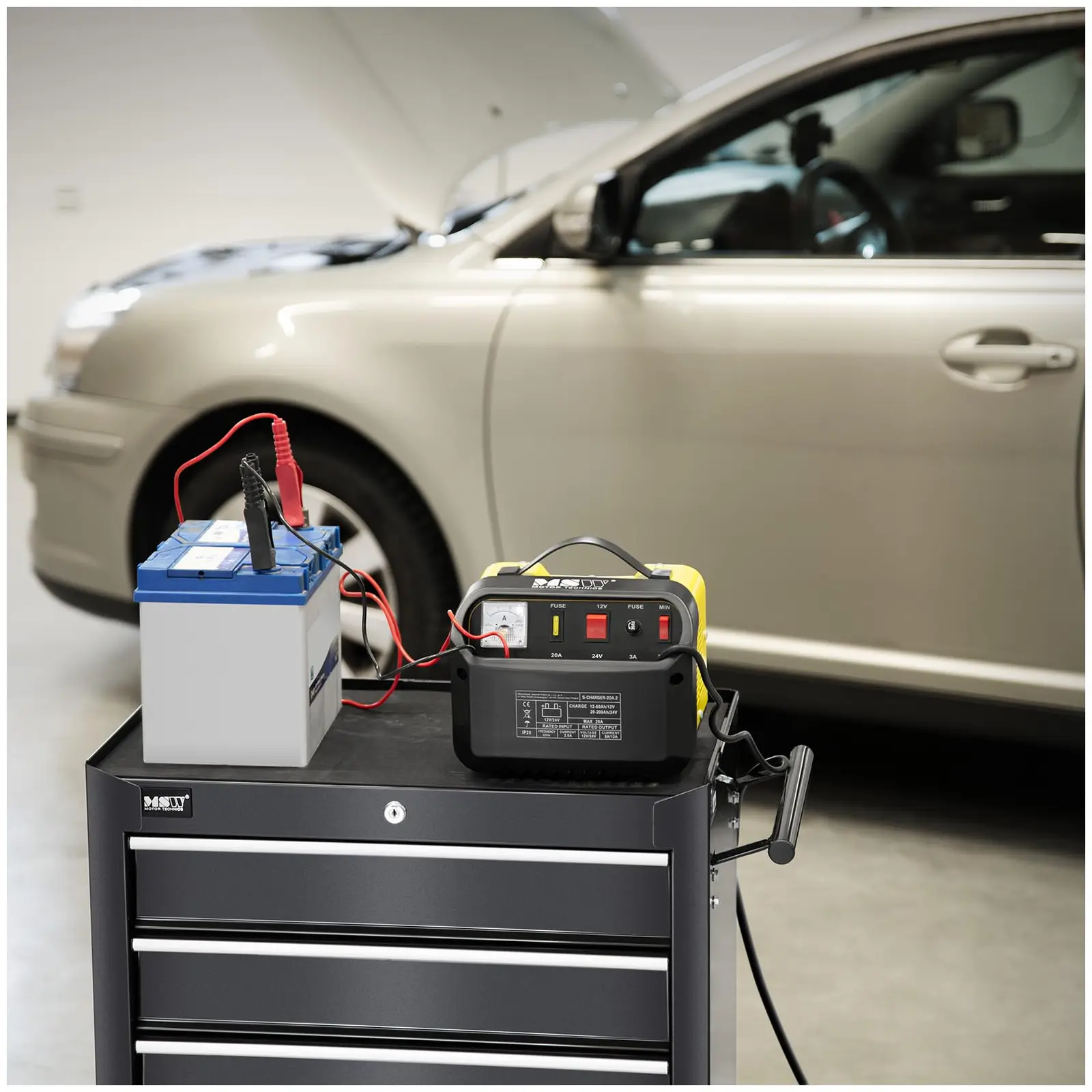 Nabíječka autobaterií - 12/24 V - 8/12 A - šikmý ovládací panel (Kabel se svorkou (-): 1.5 m)