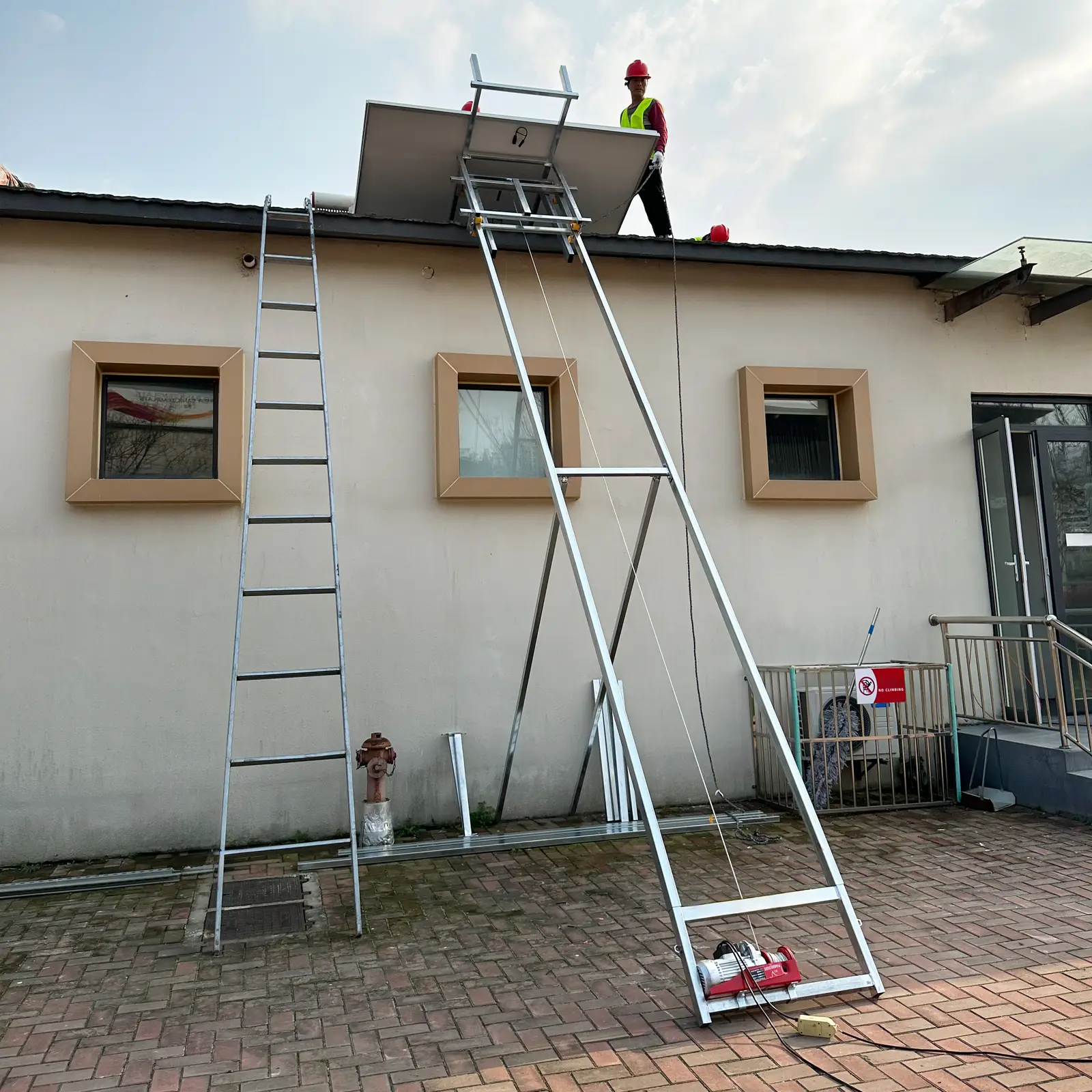 Elevador de tejados - 10 m - hasta 300 kg - diseño vertical también para tejados planos