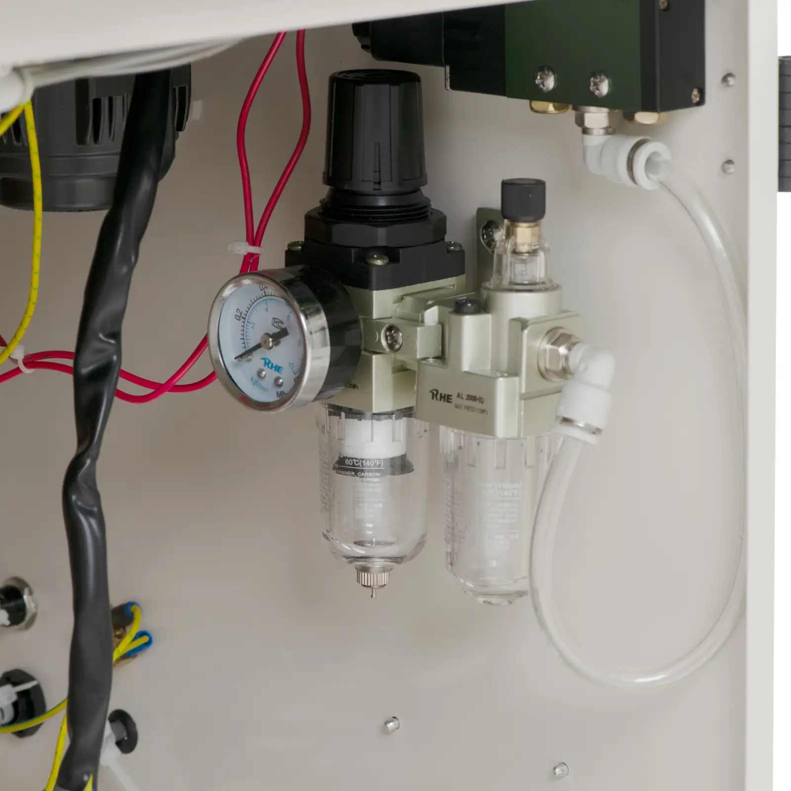 Olepovačka hran - 850 W - rychlost posuvu 0,5 až 5 m/min - 120 až 200 °C - zakřivené / rovné hrany (Metoda lepení: Oboustranné lepení)