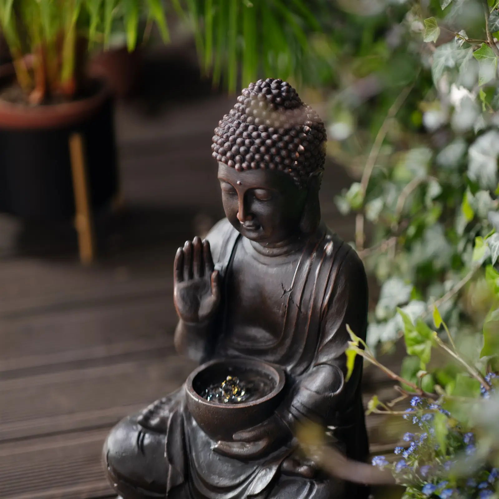 Solar Gartenbrunnen - grüßende Buddhafigur - LED-Beleuchtung