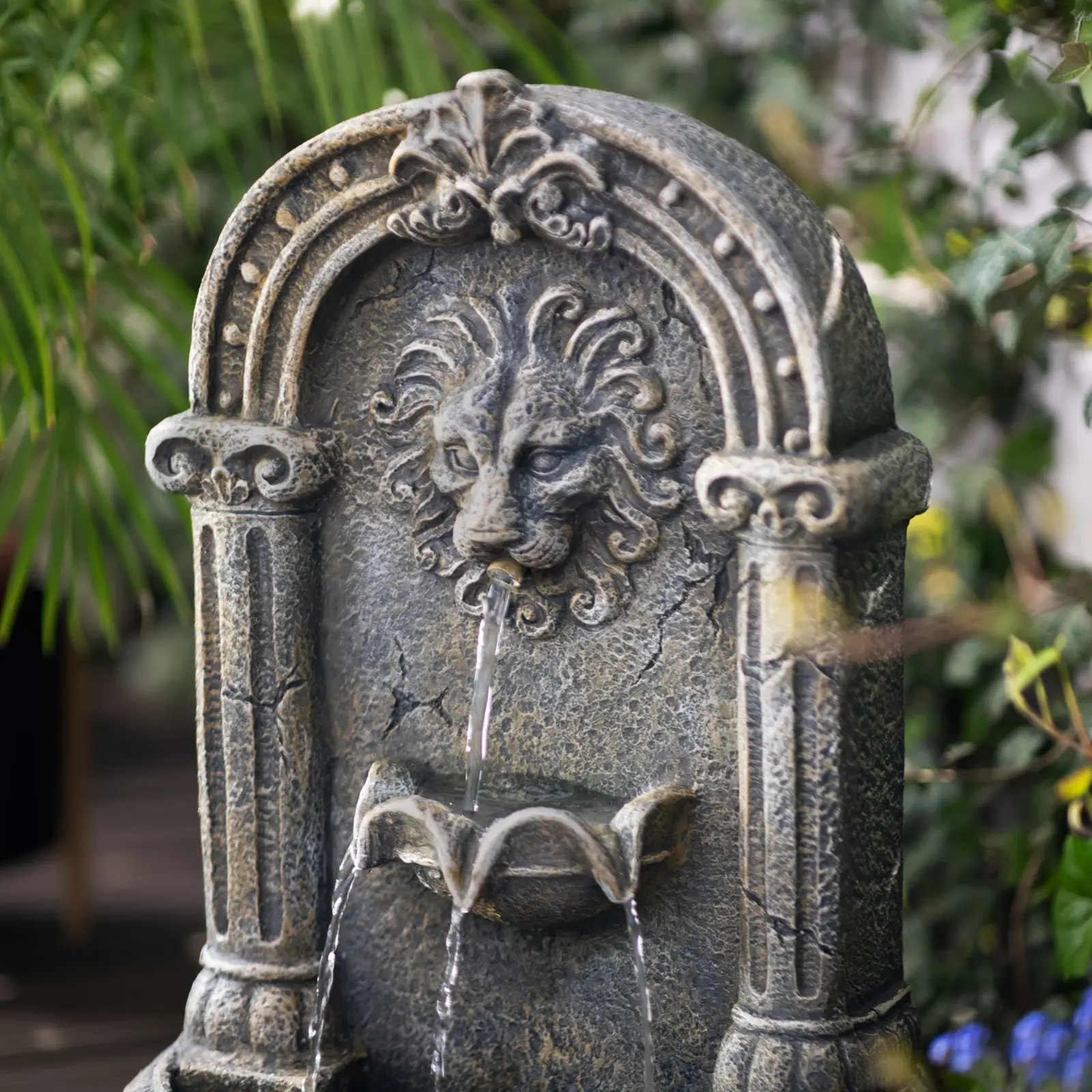 Solárna záhradná fontána - levia hlava chrliaca vodu do ozdobného umývadla - LED osvetlenie