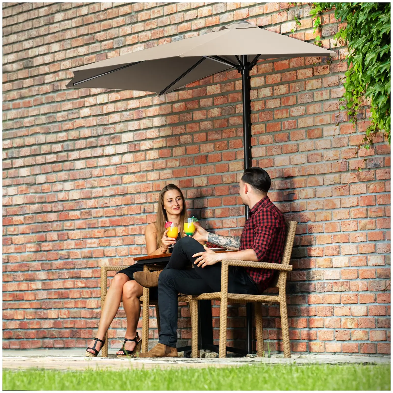 Brugt Halv parasol - flødefarvet - femkantet - 270 x 135 cm