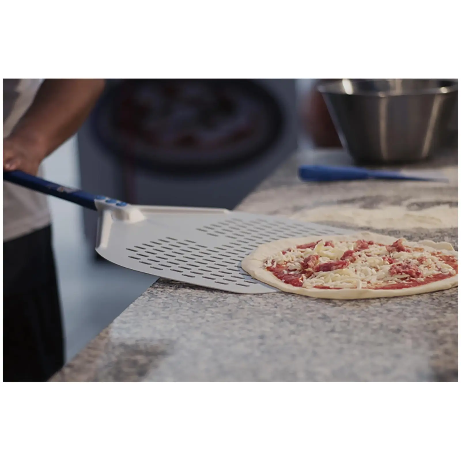 Pá de pizza - 33 x 33 cm - perfurada - pega: 60 cm - alumínio anodizado