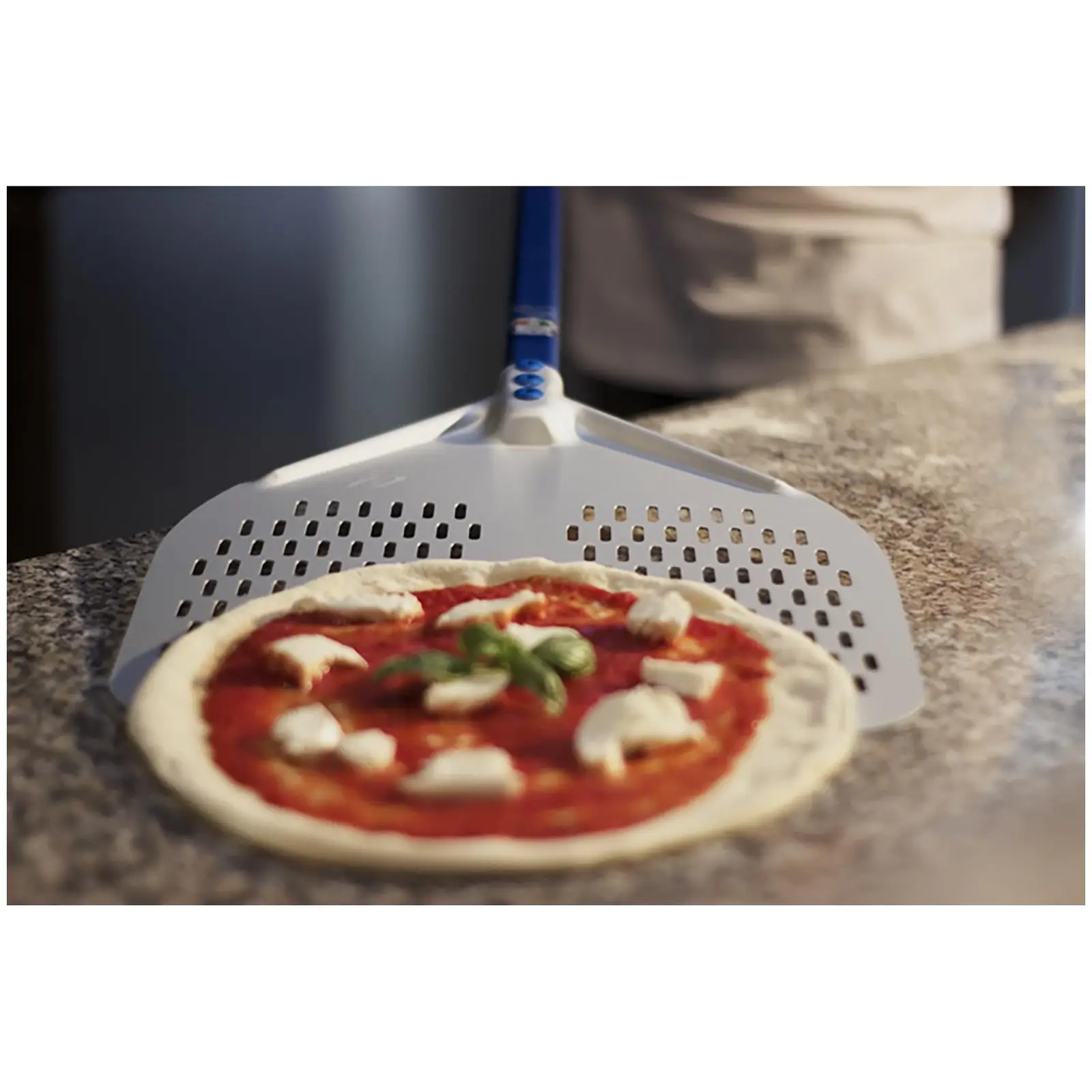 Pizzaschep - 33 x 33 cm - geperforeerd - handvat: 60 cm - Geanodiseerd aluminium)